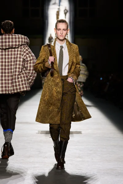 Look 30